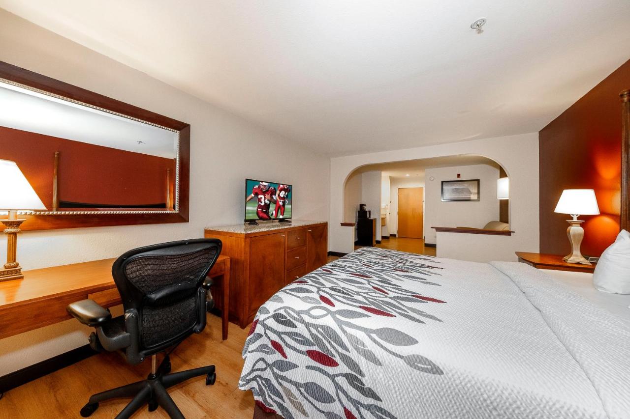 Superior King Room - Non-Smoking at Red Roof Inn & Suites Biloxi - Ocean Springs