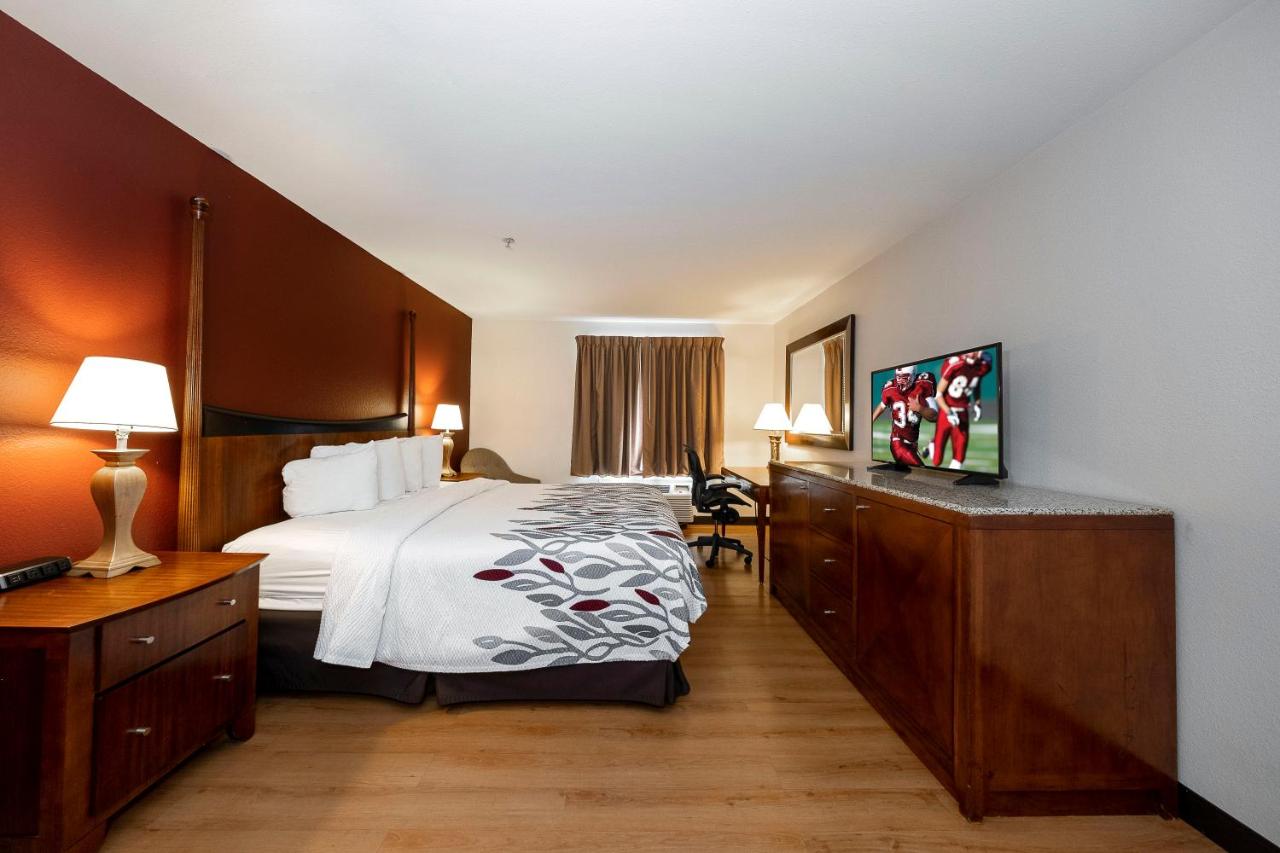 Superior King Room - Non-Smoking at Red Roof Inn & Suites Biloxi - Ocean Springs