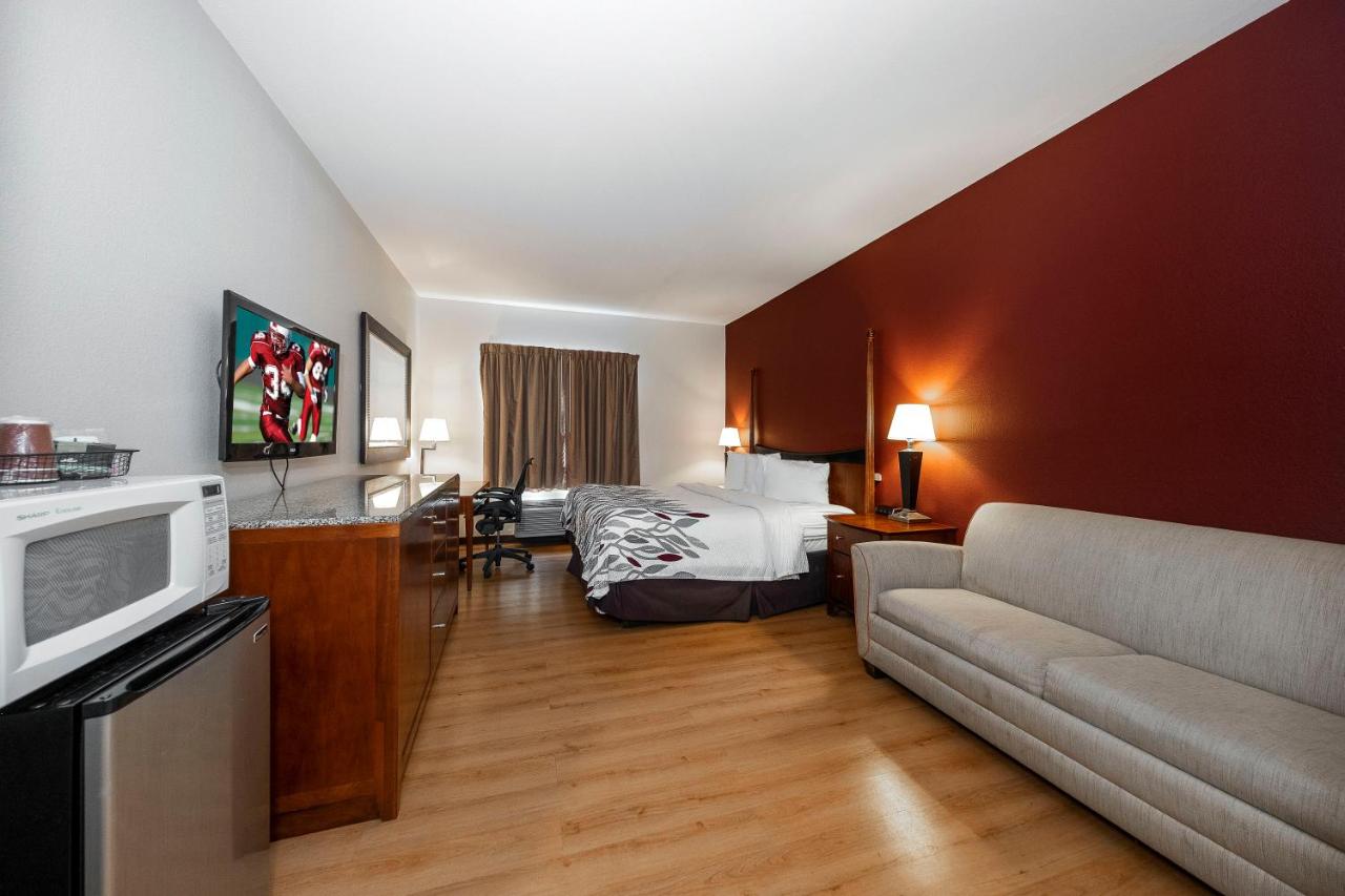 Superior King Room - Non-Smoking at Red Roof Inn & Suites Biloxi - Ocean Springs