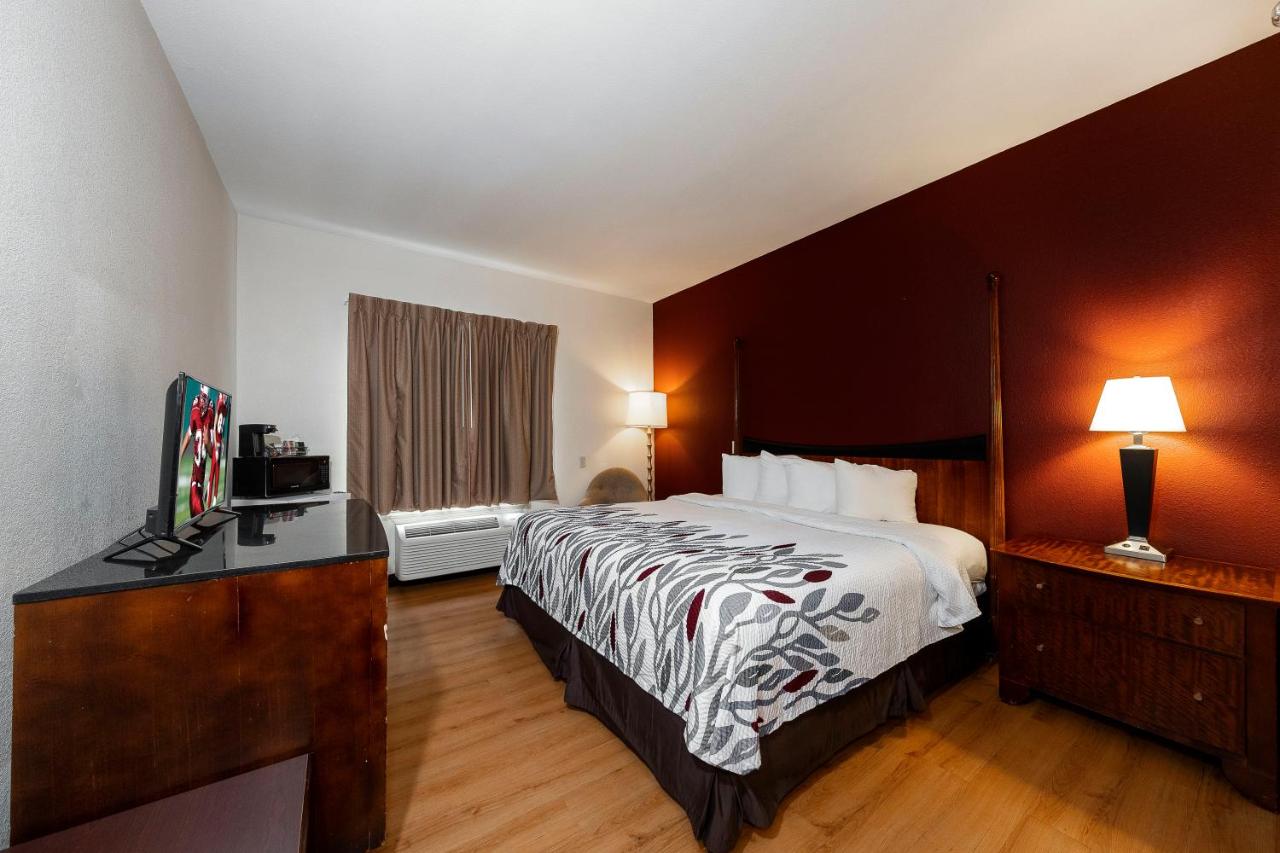 Superior King Room - Non-Smoking at Red Roof Inn & Suites Biloxi - Ocean Springs
