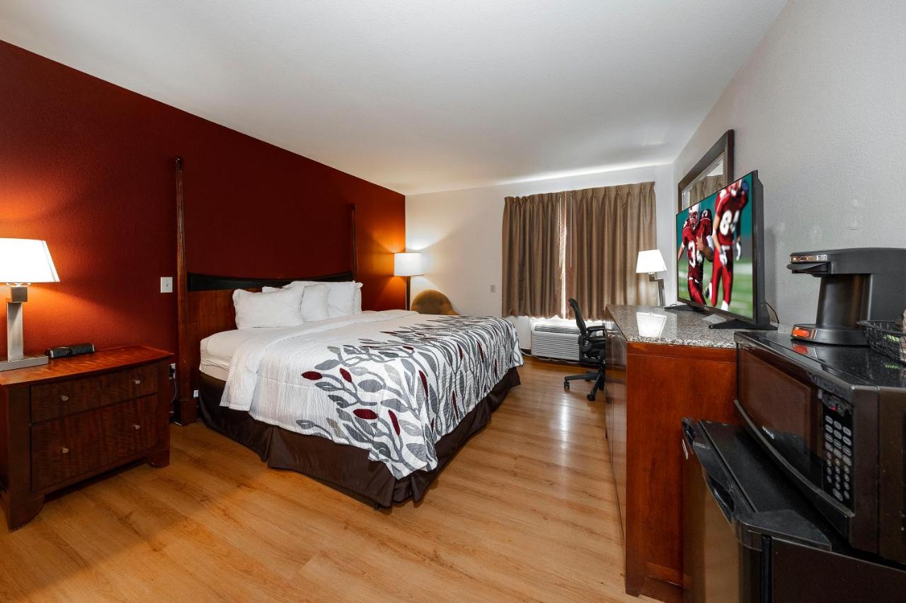 Superior King Room - Non-Smoking at Red Roof Inn & Suites Biloxi - Ocean Springs