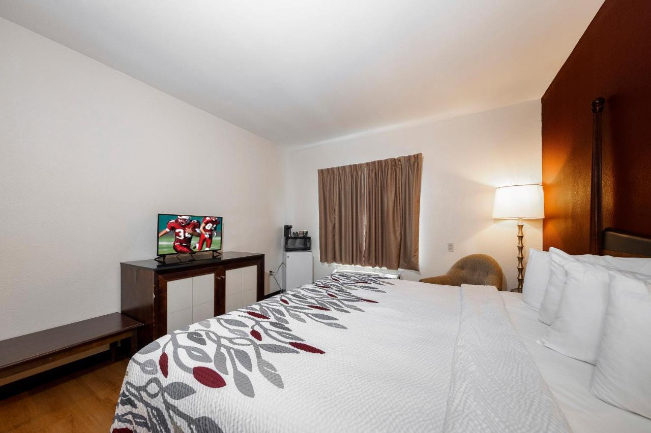 Superior King Room - Non-Smoking at Red Roof Inn & Suites Biloxi - Ocean Springs