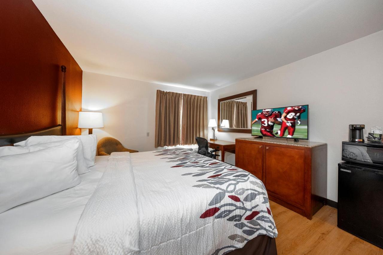 Superior King Room - Non-Smoking at Red Roof Inn & Suites Biloxi - Ocean Springs