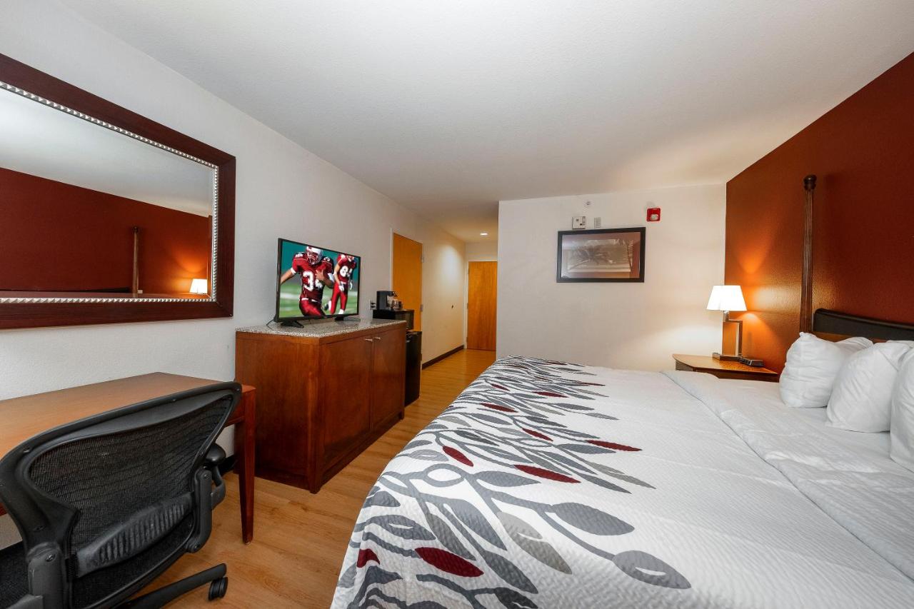 Superior King Room - Non-Smoking at Red Roof Inn & Suites Biloxi - Ocean Springs