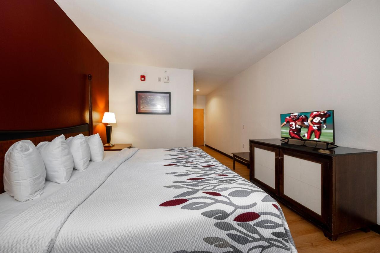 Superior King Room - Non-Smoking at Red Roof Inn & Suites Biloxi - Ocean Springs