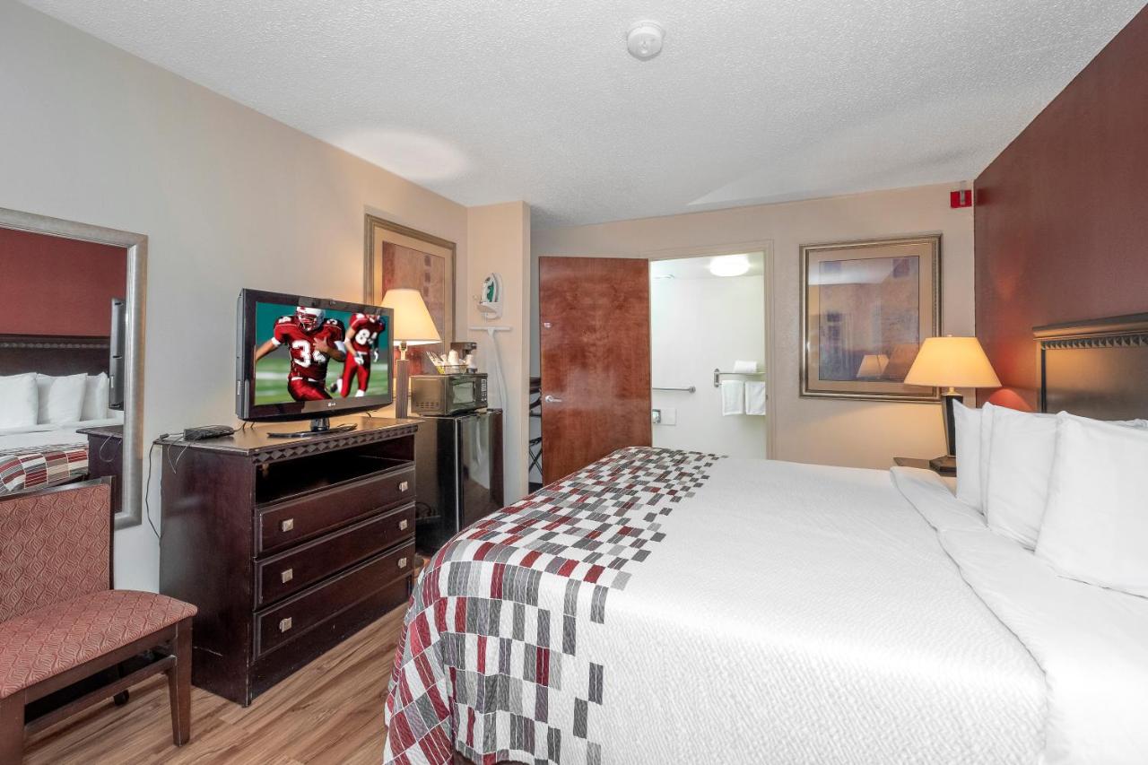 Superior King Room - Non-Smoking at Red Roof Inn & Suites Oxford