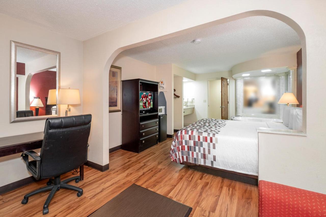 King Suite with Whirlpool Tub - Smoking at Red Roof Inn & Suites Oxford