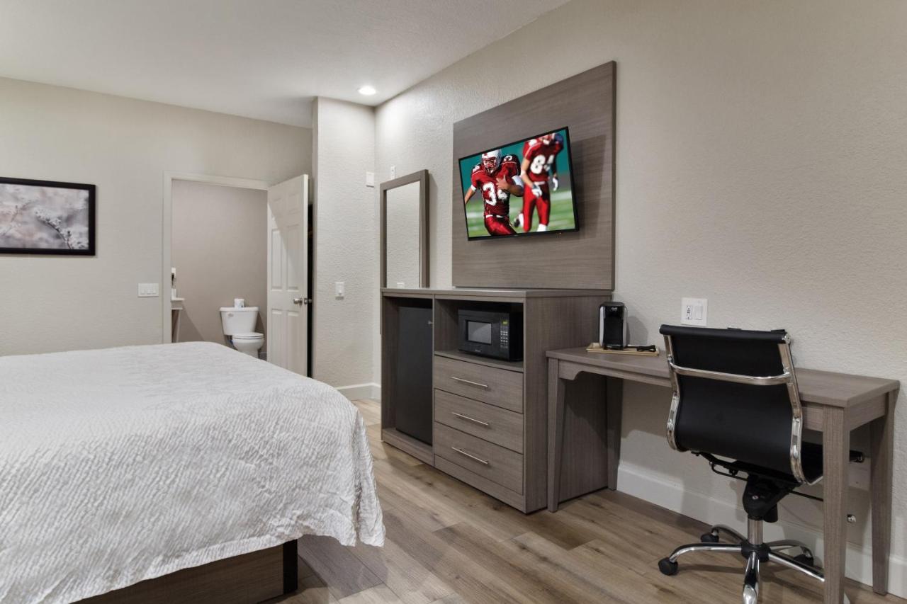 Superior King Room - Disability Access/Smoke Free at Red Roof Inn PLUS+ Galveston - Beachfront