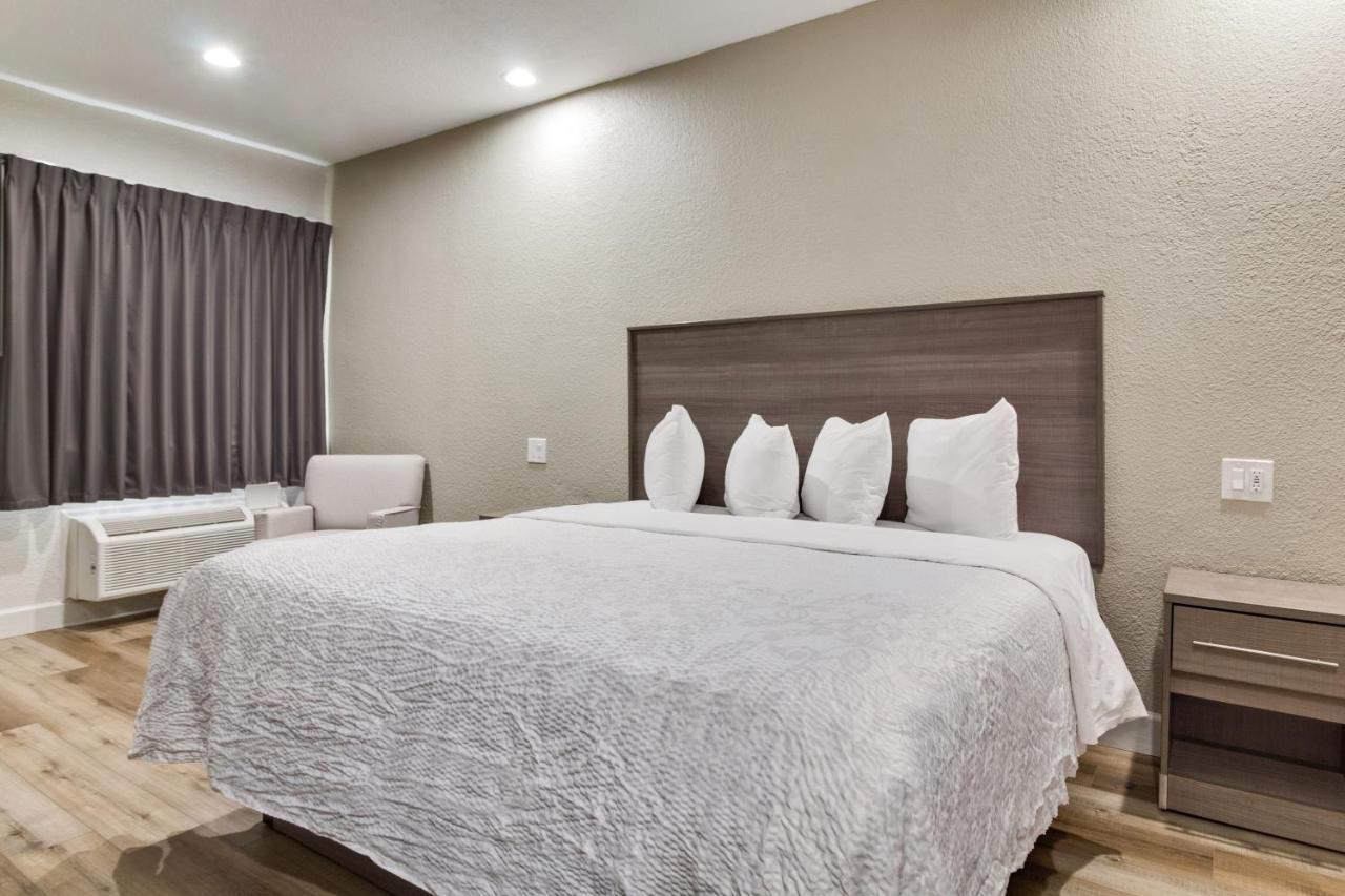 Superior King Room - Disability Access/Smoke Free at Red Roof Inn PLUS+ Galveston - Beachfront