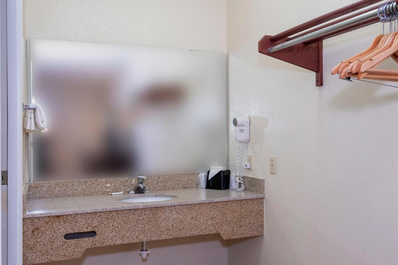 Deluxe King Room - Disability Access/Smoking at Red Roof Inn & Suites Rome