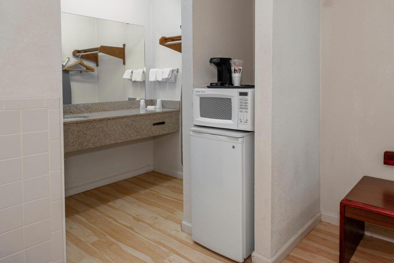 Deluxe King Room - Disability Access/Smoking at Red Roof Inn & Suites Rome