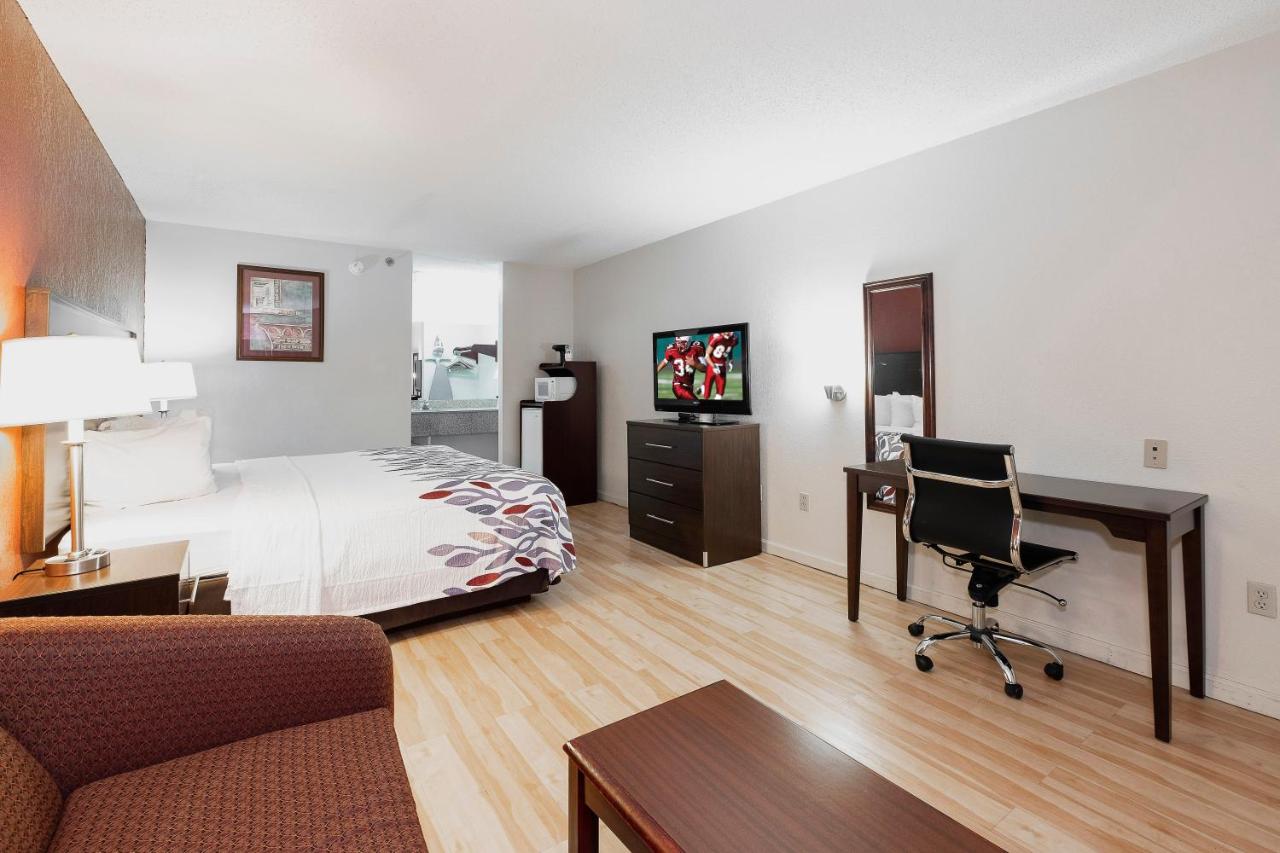 Superior King Room - Non-Smoking at Red Roof Inn & Suites Rome