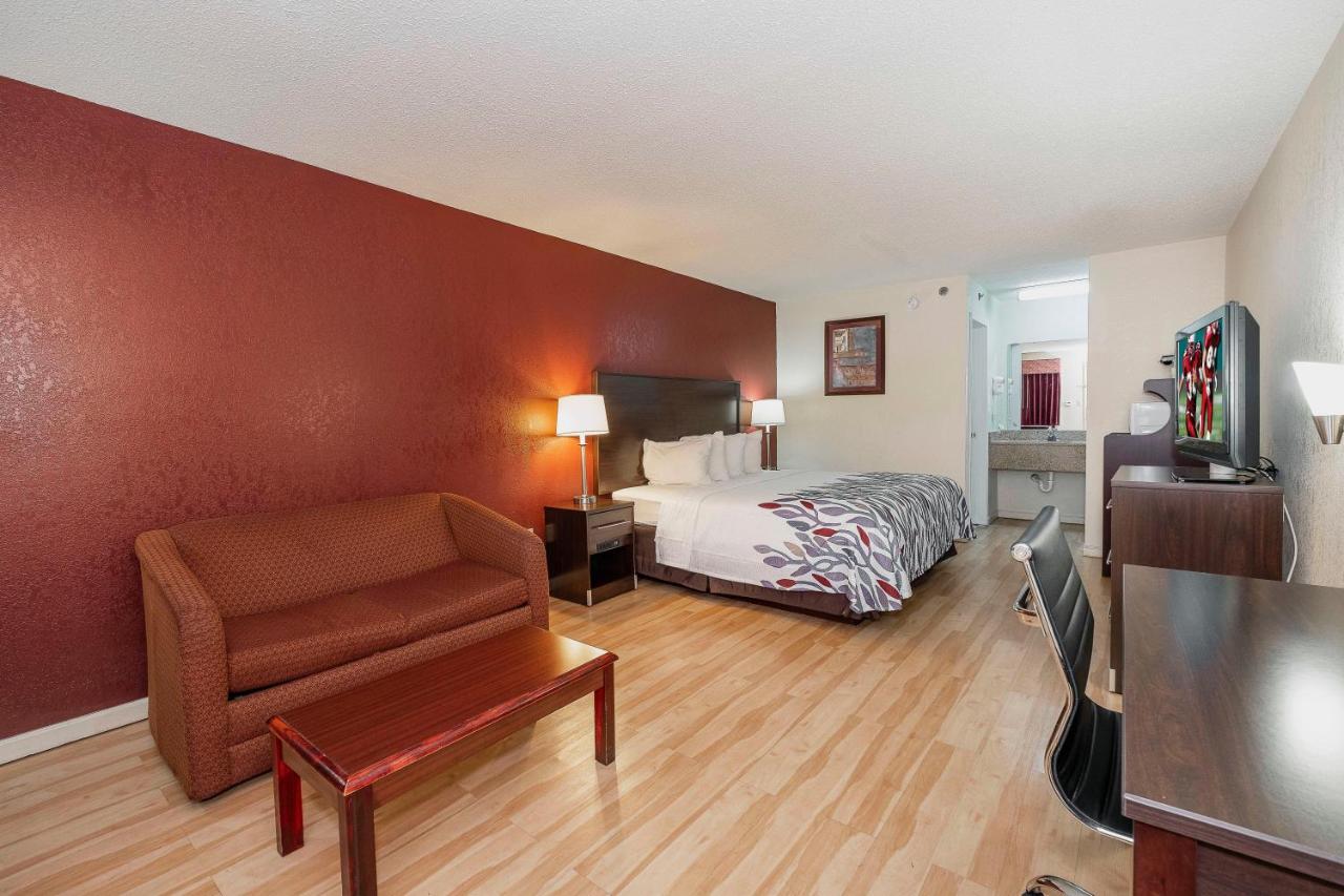 Superior King Room - Non-Smoking at Red Roof Inn & Suites Rome