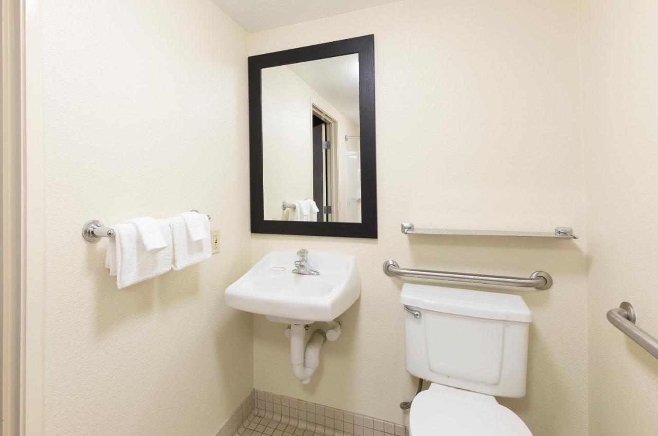 Standard Room with One Double Bed Disability Access Smoke Free at Red Roof Inn PLUS+ Pittsburgh South - Airport