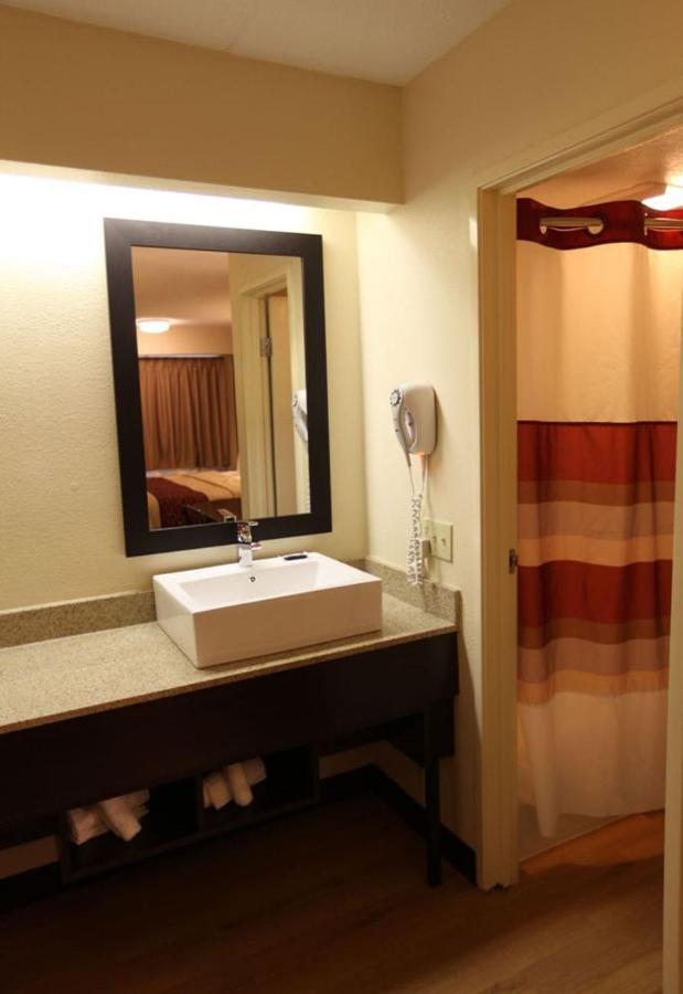 Deluxe King Room Smoke Free at Red Roof Inn PLUS+ Washington DC - Alexandria
