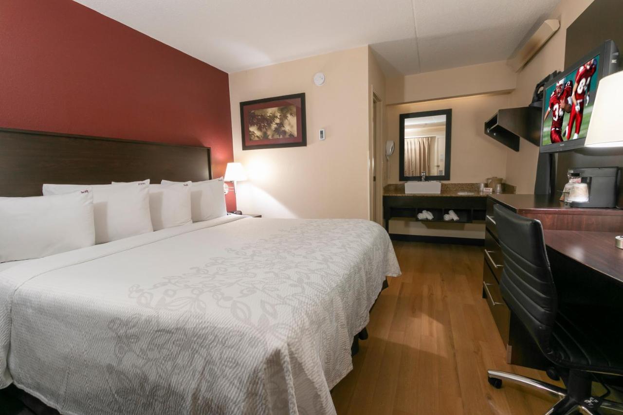 Deluxe King Room Smoke Free at Red Roof Inn PLUS+ Washington DC - Alexandria