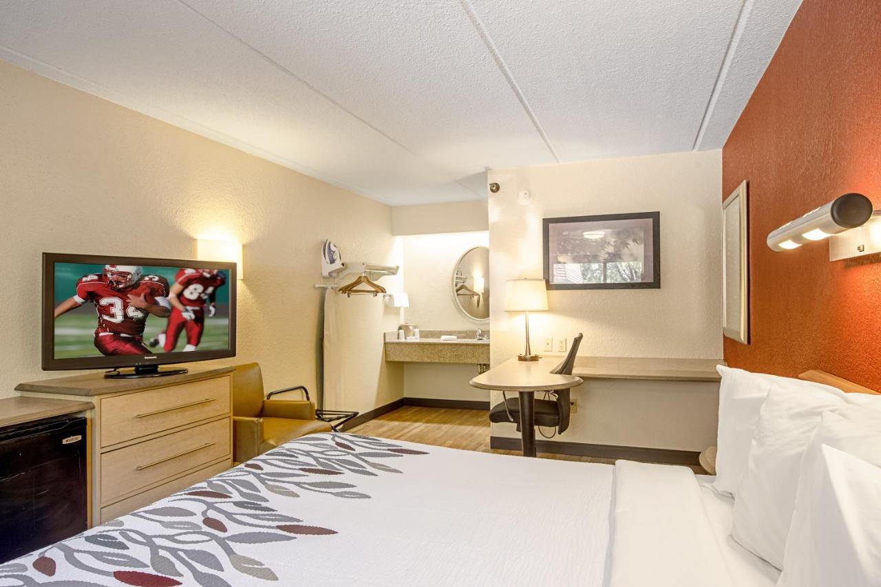 Superior King Room Smoke Free at Red Roof Inn Charleston - Kanawha City, WV