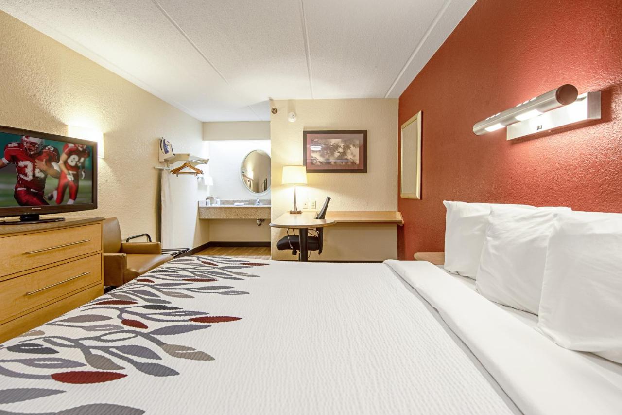 Superior King Room Smoke Free at Red Roof Inn Charleston - Kanawha City, WV