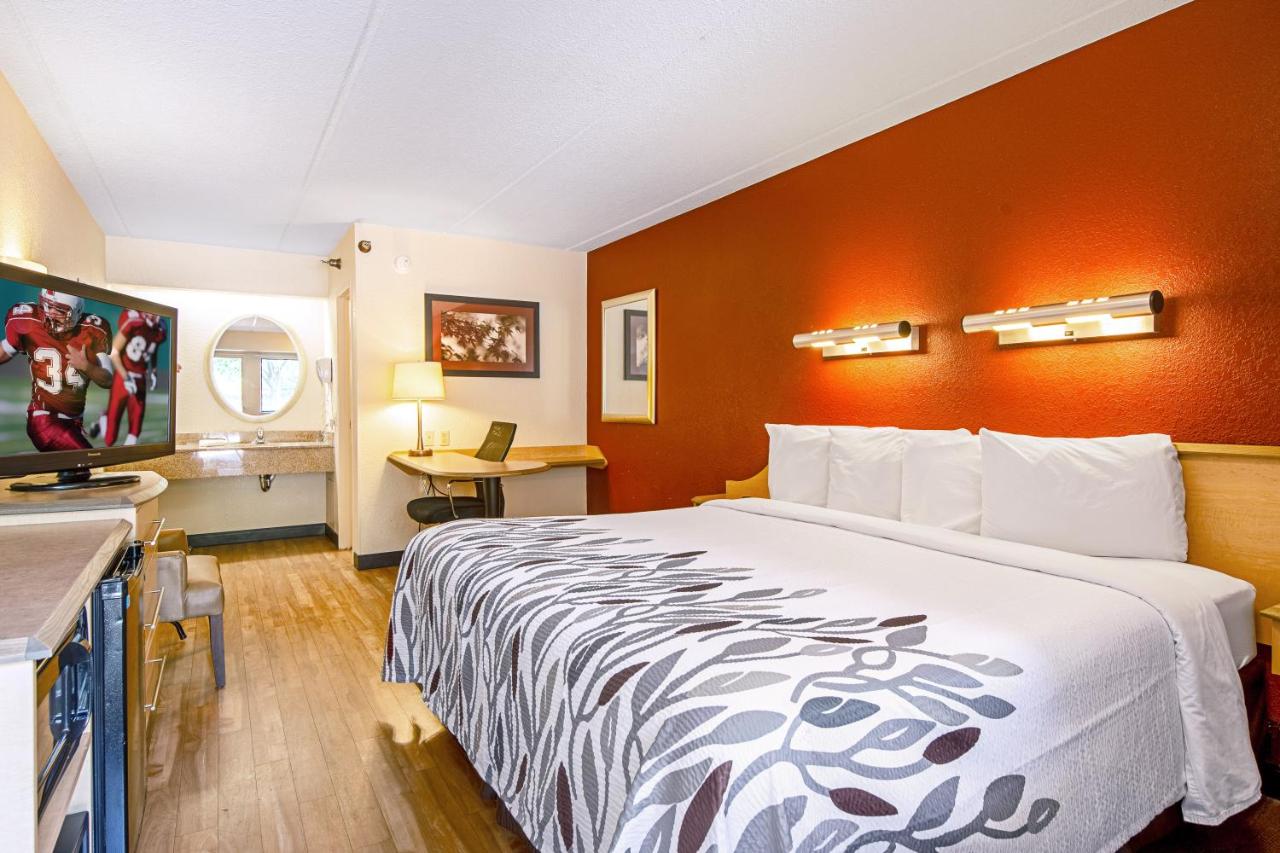 Superior King Room Smoke Free at Red Roof Inn Charleston - Kanawha City, WV