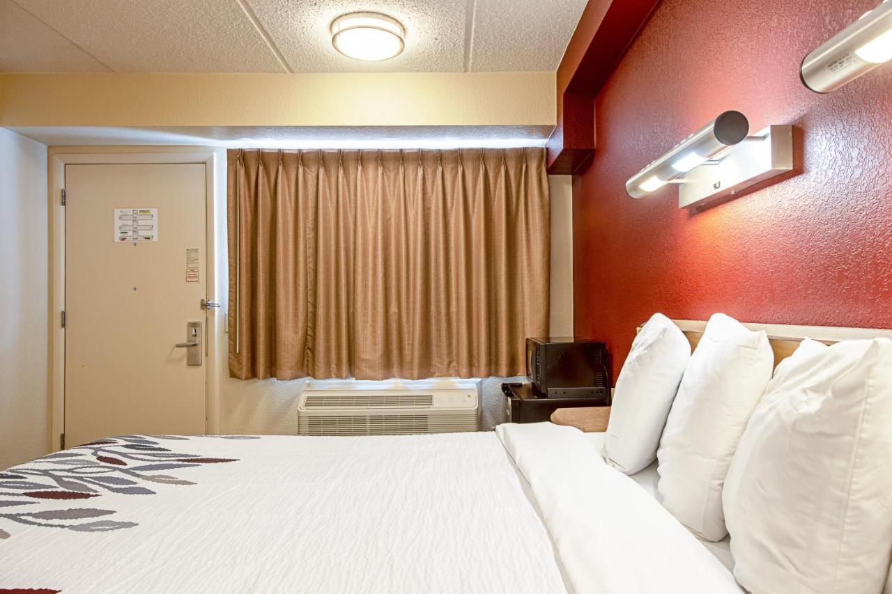 Deluxe King Room Disability Access Roll-ln Shower Smoke Free at Red Roof Inn Charleston - Kanawha City, WV