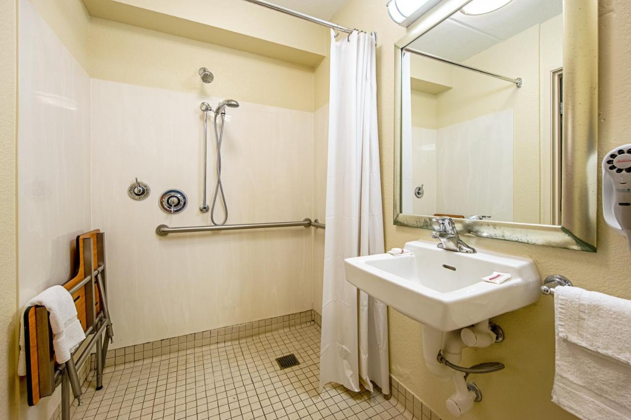 Deluxe King Room Disability Access Roll-ln Shower Smoke Free at Red Roof Inn Charleston - Kanawha City, WV