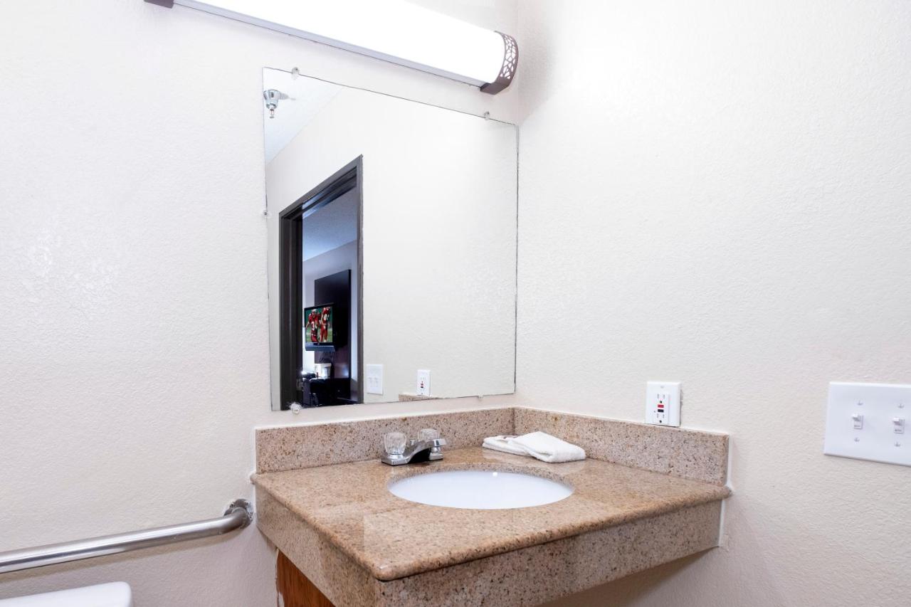 Superior King Room - Disability Access/Non-Smoking at Red Roof Inn Norfolk - Portsmouth