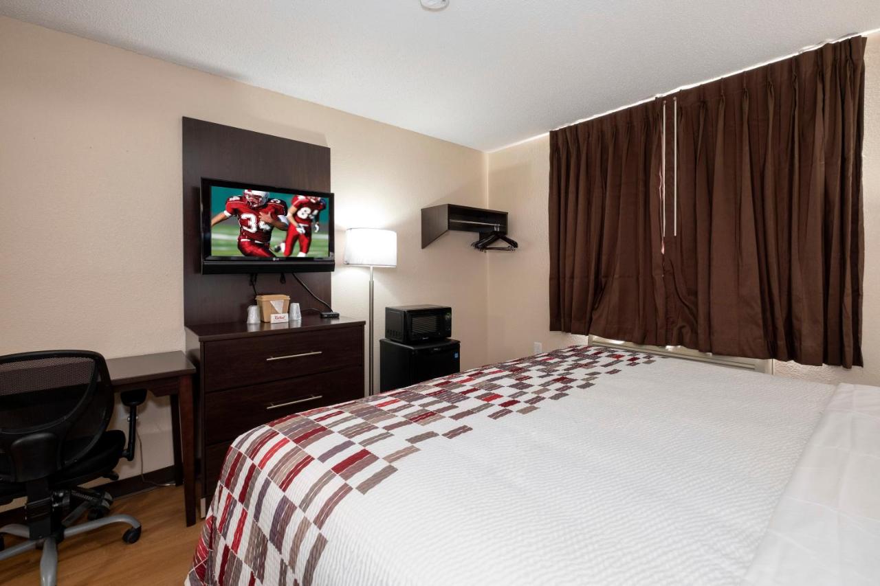 Deluxe King Room Non-Smoking at Red Roof Inn Norfolk - Portsmouth