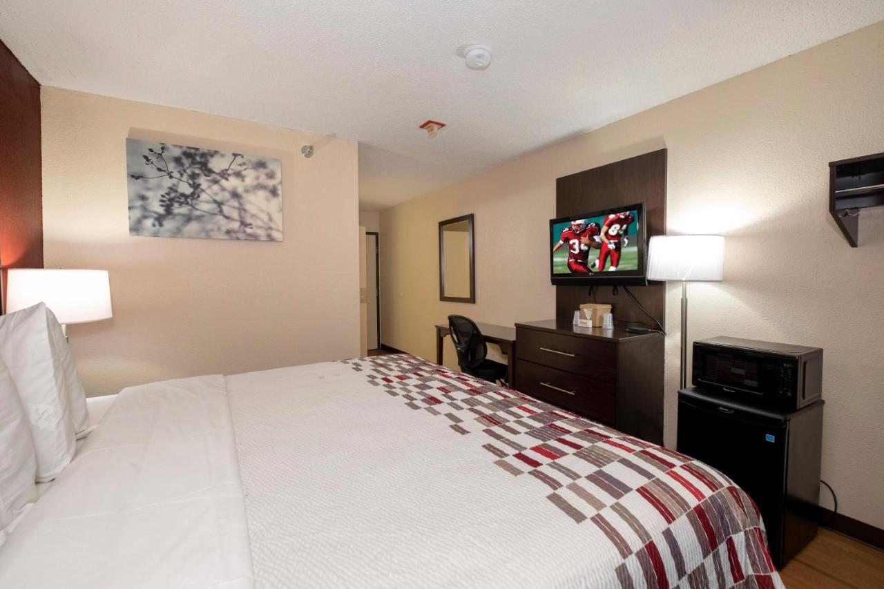 Deluxe King Room Non-Smoking at Red Roof Inn Norfolk - Portsmouth