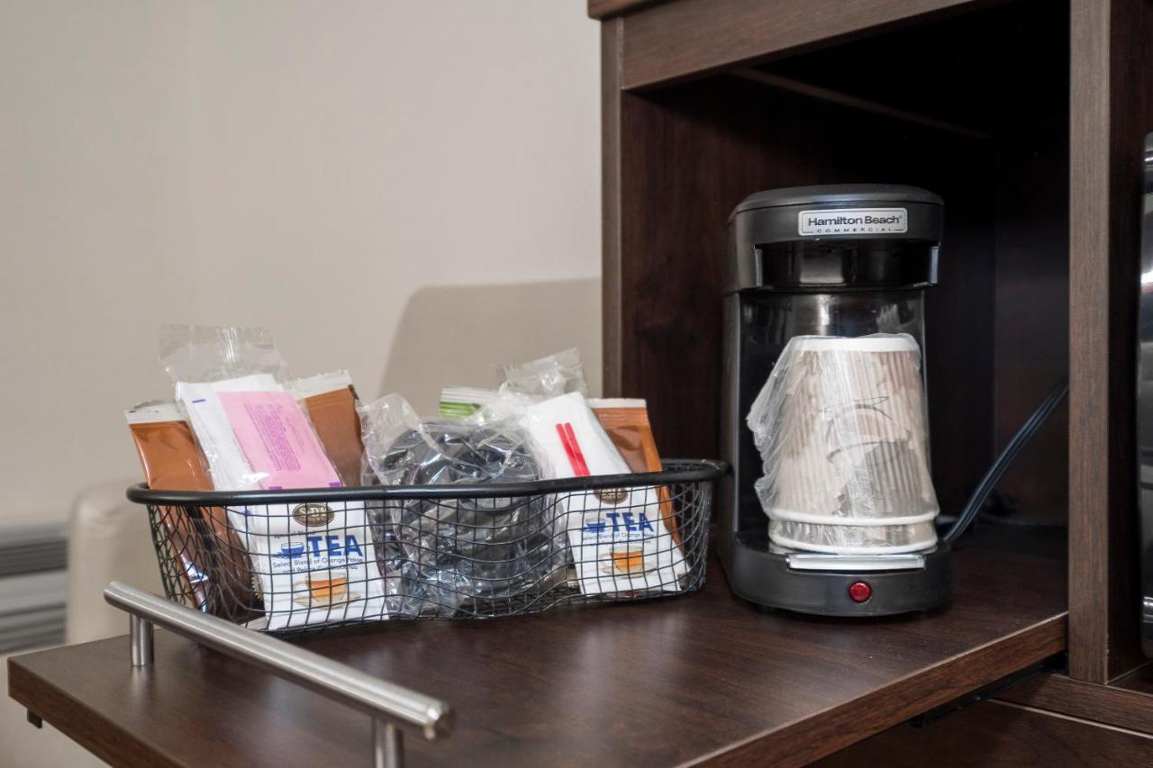 Deluxe King Room Balcony Smoke Free at Red Roof Inn PLUS+ & Suites Knoxville West-Cedar Bluff