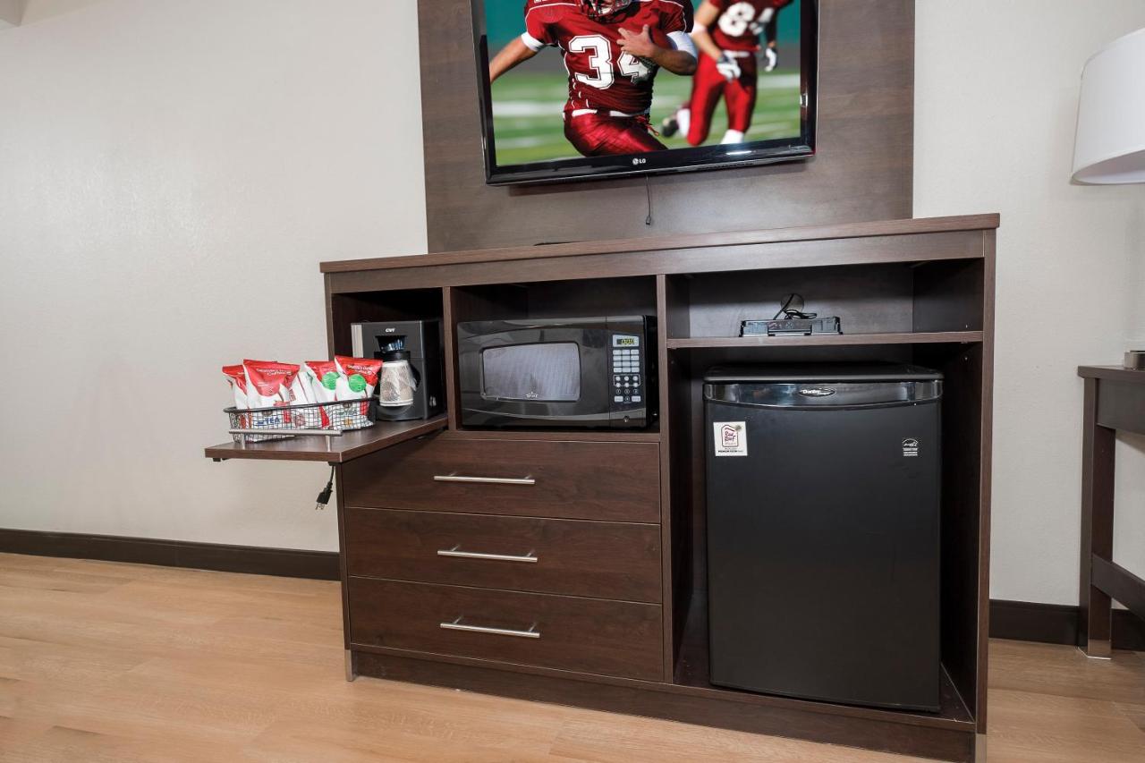 Premium King Room Poolside Smoke Free (Upgraded Bedding & Snack) at Red Roof Inn PLUS+ & Suites Knoxville West-Cedar Bluff