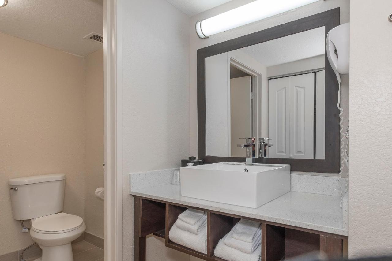 Deluxe King Room Balcony Smoke Free at Red Roof Inn PLUS+ & Suites Knoxville West-Cedar Bluff