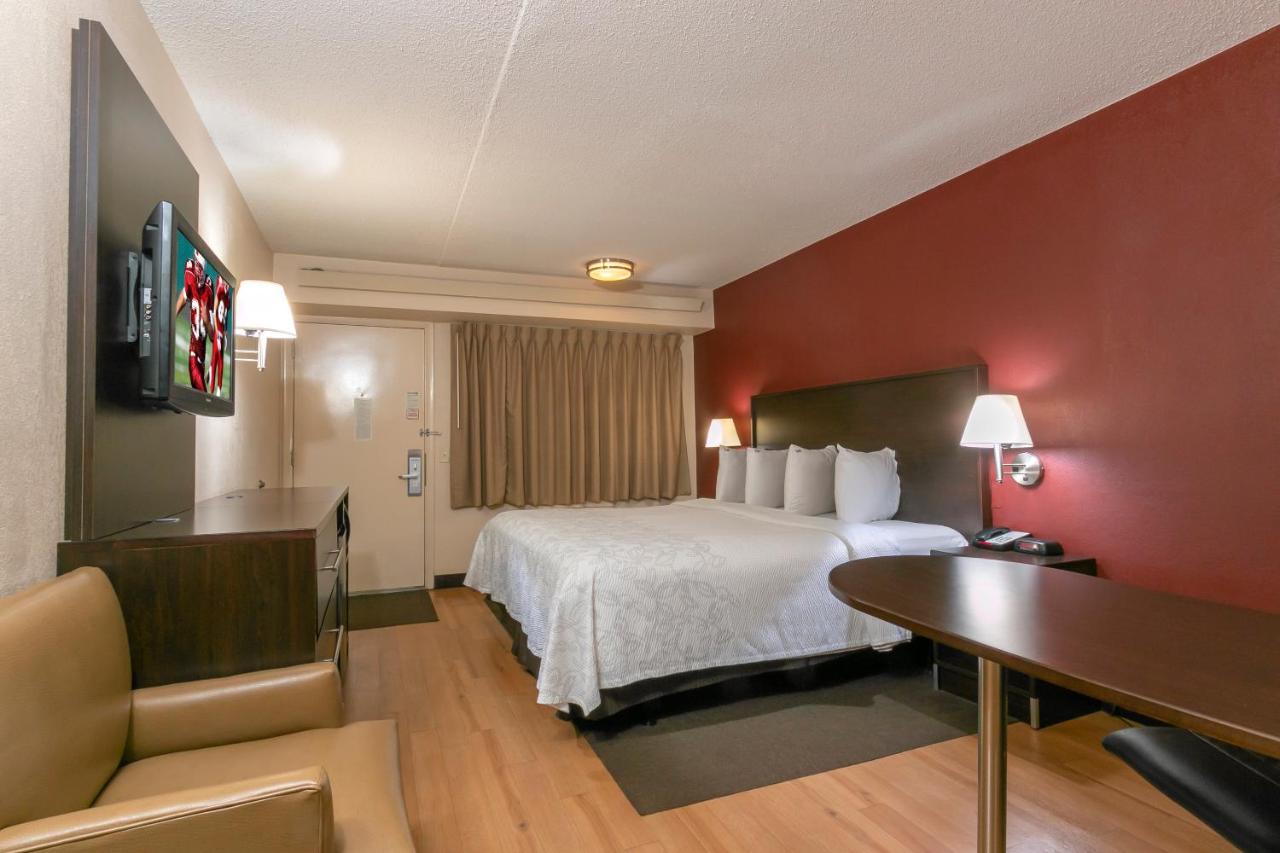 Superior King Room Smoke Free at Red Roof Inn PLUS+ Washington DC - Oxon Hill