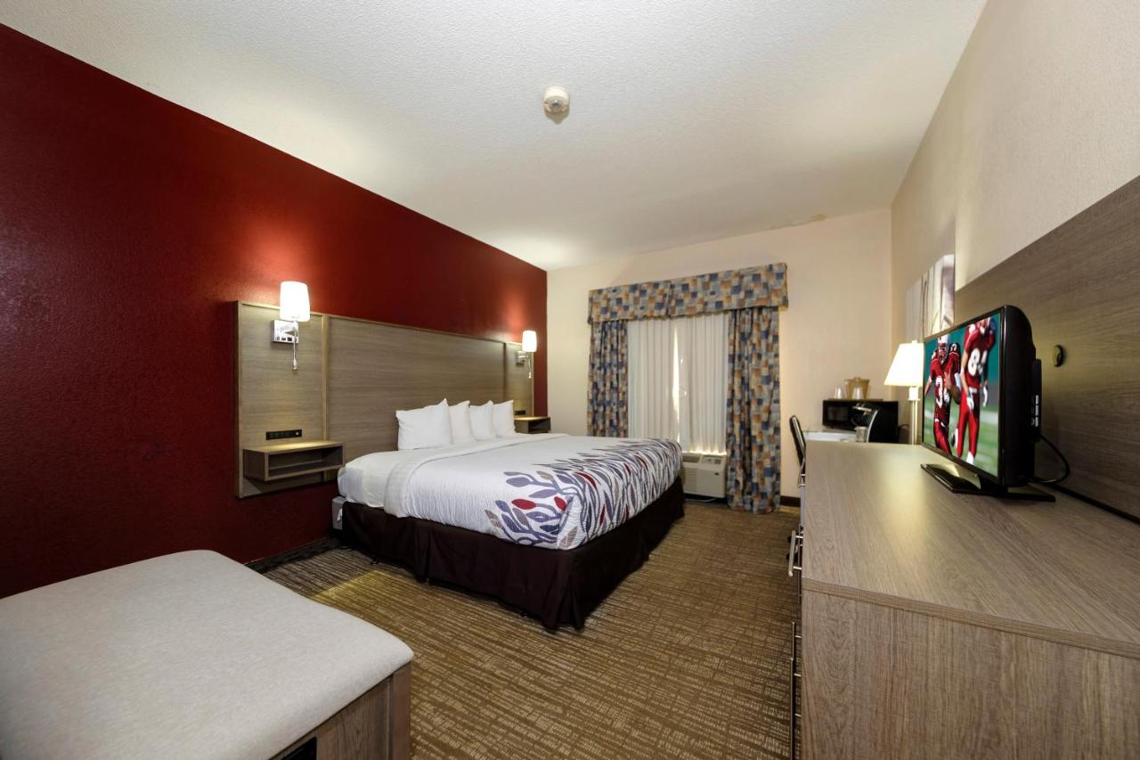 Superior King Room - Non-Smoking at Red Roof Inn Yemassee