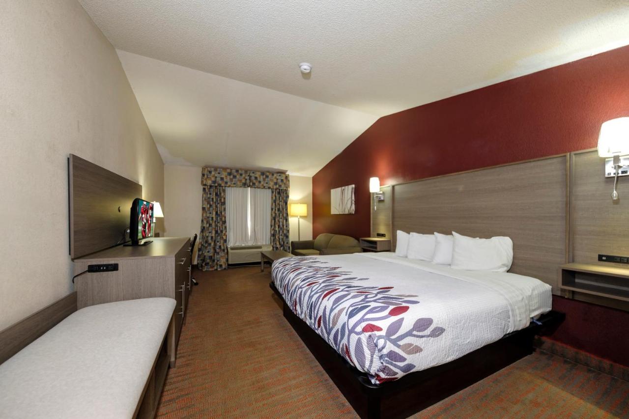 Superior King Room - Non-Smoking at Red Roof Inn Yemassee