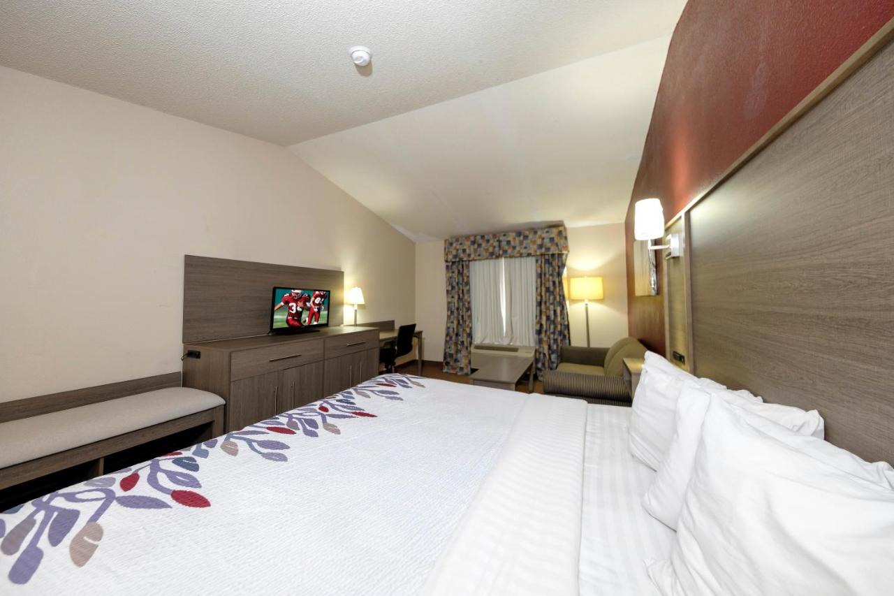 Superior King Room - Non-Smoking at Red Roof Inn Yemassee