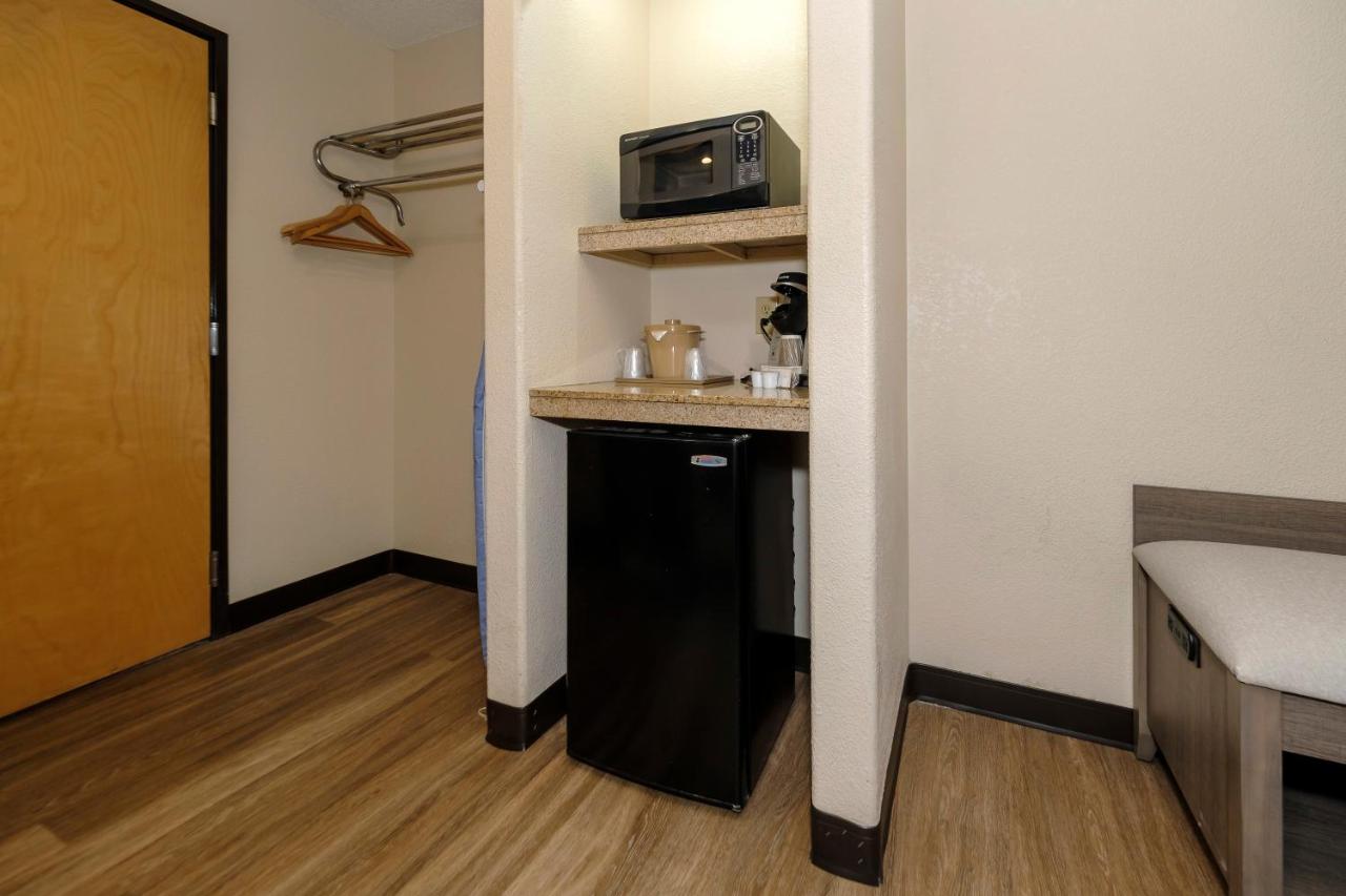 Superior King Room - Non-Smoking at Red Roof Inn Yemassee