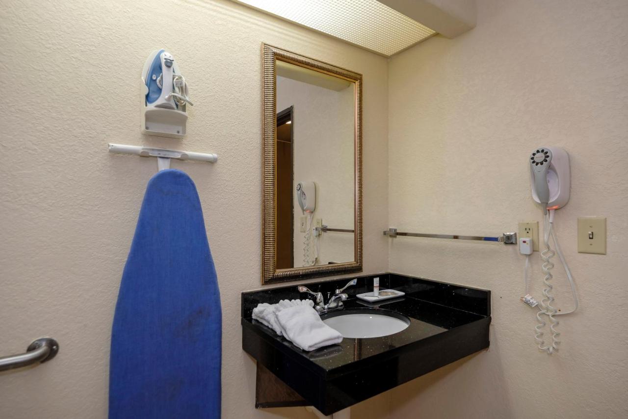 Superior King Room - Disability Access/Non-Smoking at Red Roof Inn Yemassee