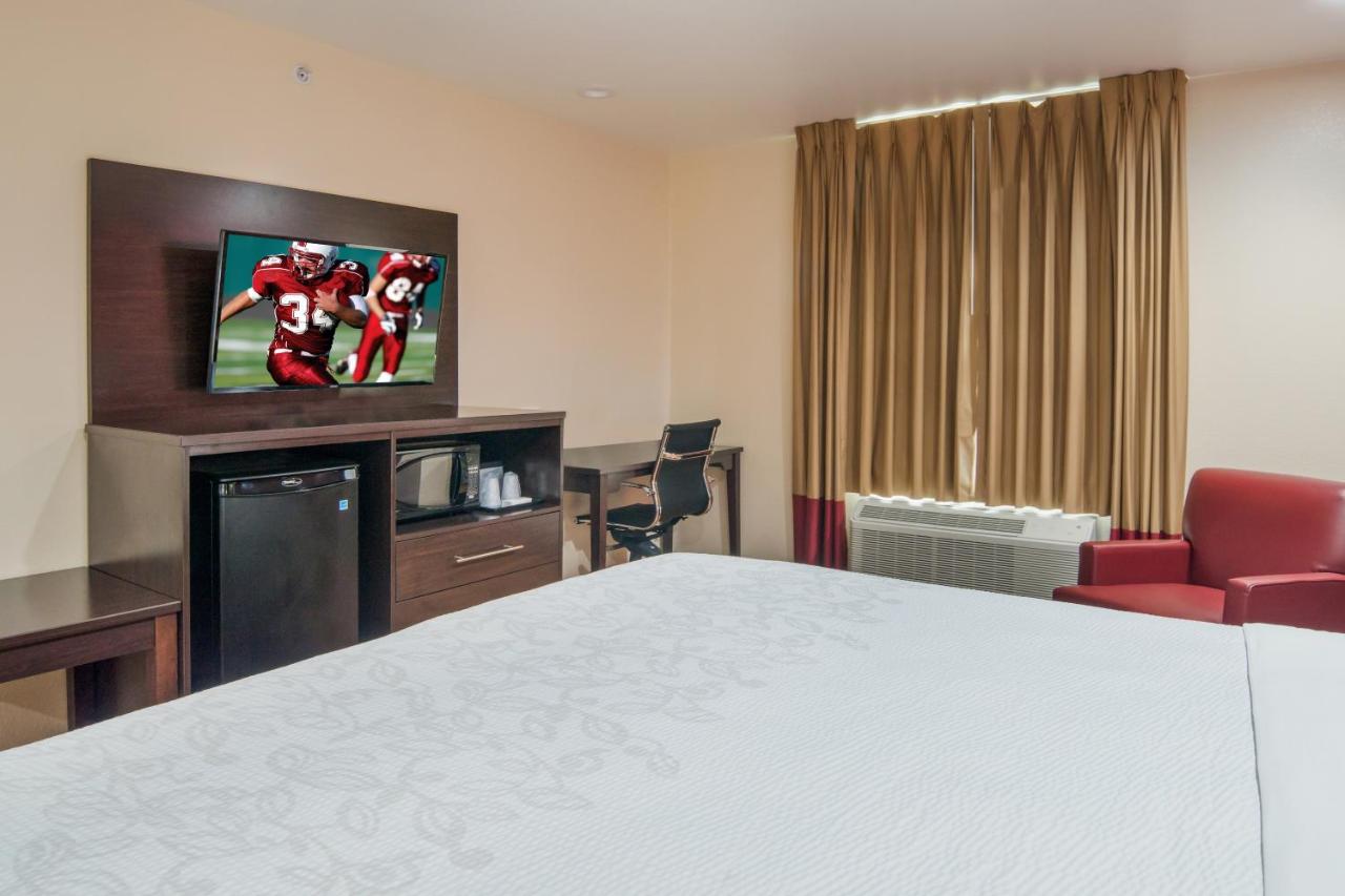 Superior King Room Kitchen - Disability Access/Roll-in Shower Smoke-Free at Red Roof Inn PLUS+ Fort Worth - Burleson