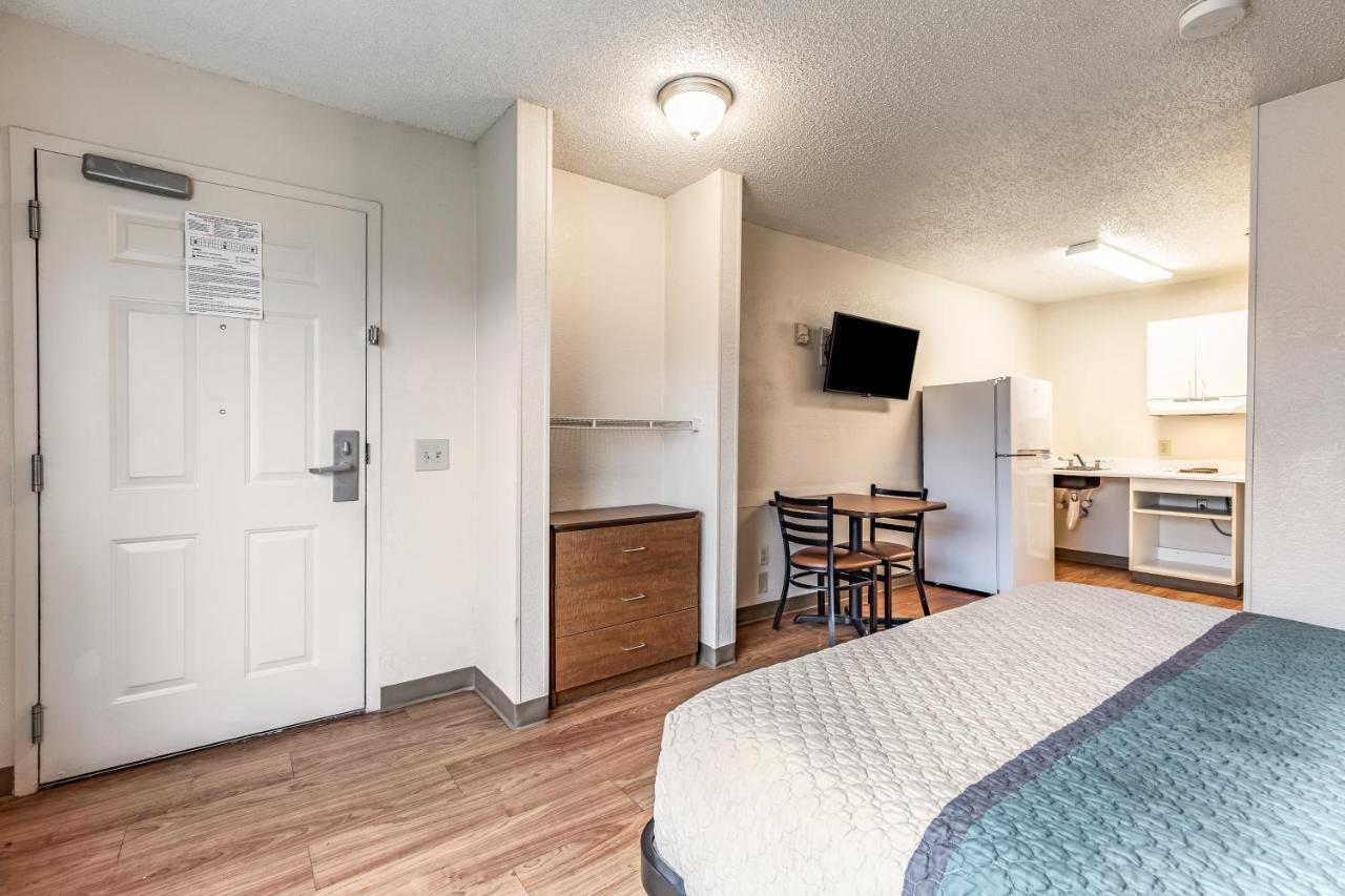Studio with One Queen Bed - Disability Access/Roll In Shower - Non Smoking at Siegel Select Baton Rouge