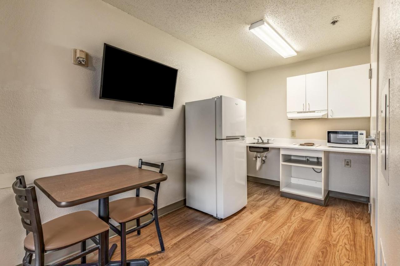 Studio with One Queen Bed - Disability Access/Roll In Shower - Non Smoking at Siegel Select Baton Rouge