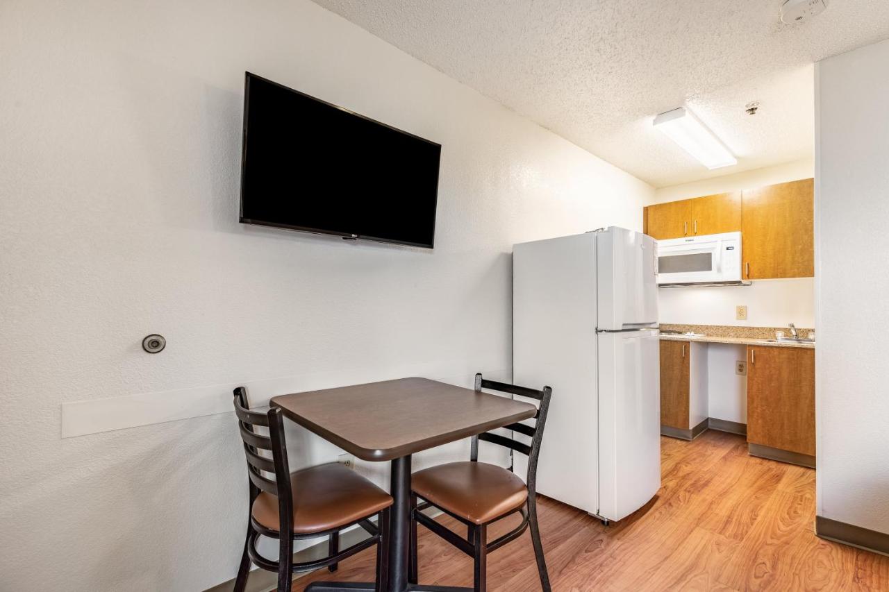 Studio with One Queen Bed Non Smoking at Siegel Select Baton Rouge