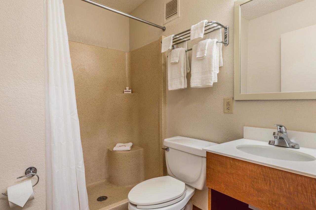 Studio with One Queen Bed Non Smoking at Siegel Select Baton Rouge