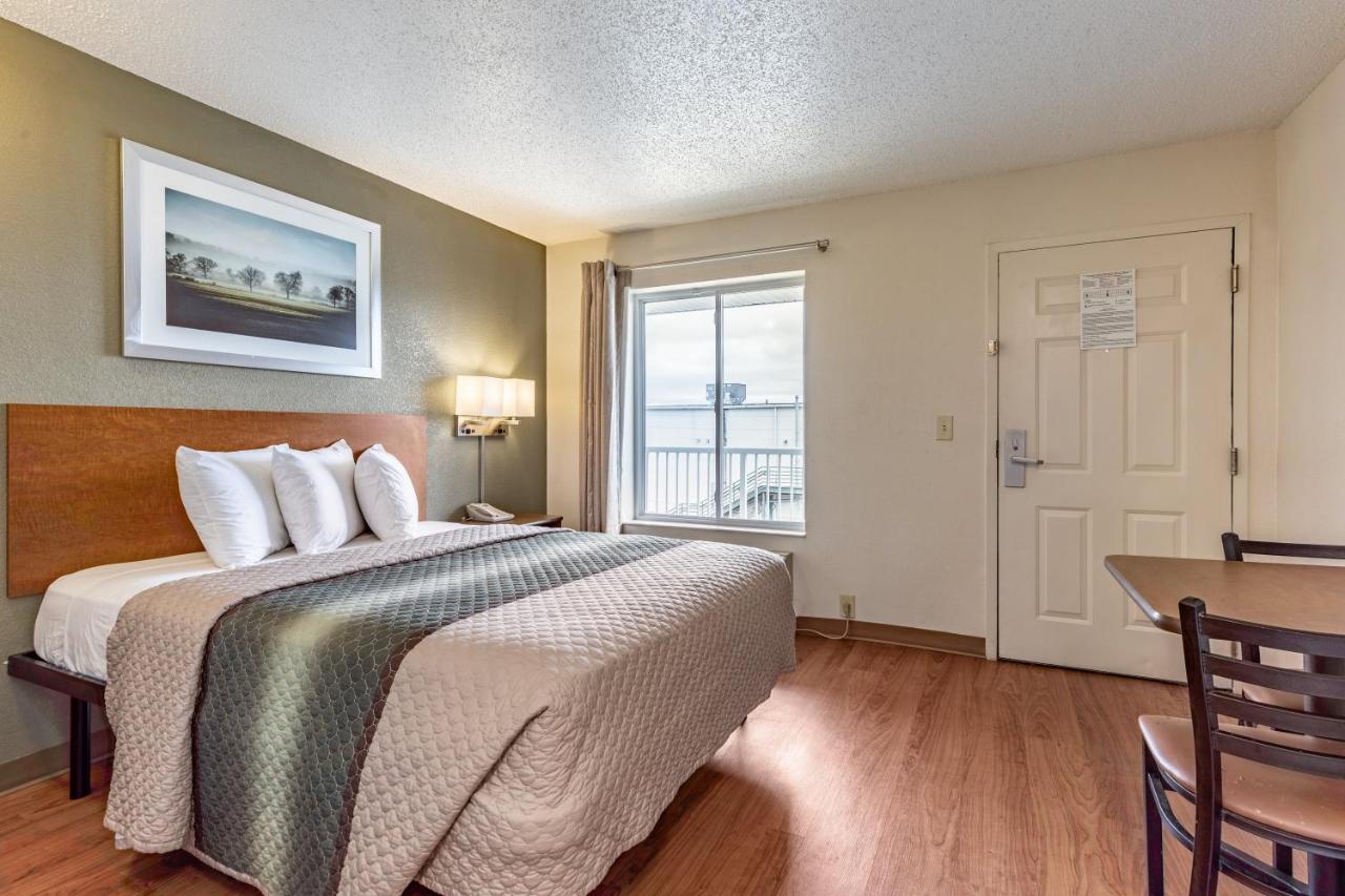 Studio with One Queen Bed - Disability Access/Roll In Shower - Non Smoking at Siegel Select Baton Rouge