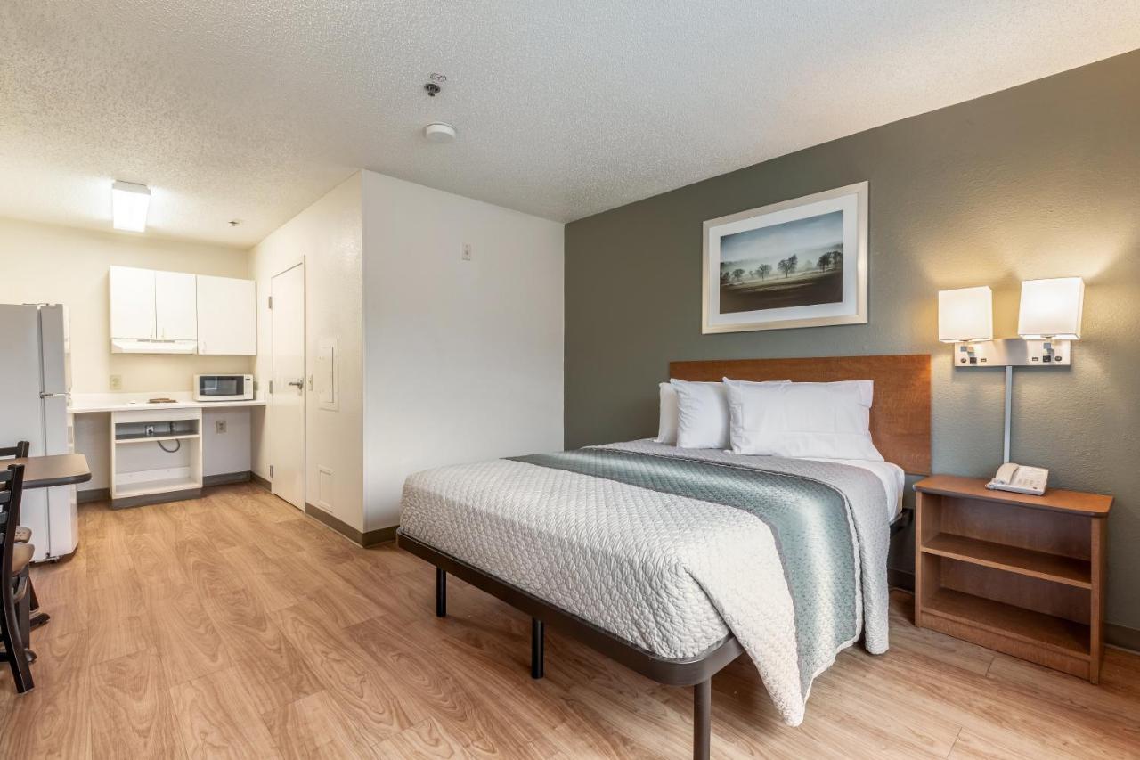 Studio with One Queen Bed - Disability Access/Roll In Shower - Non Smoking at Siegel Select Baton Rouge