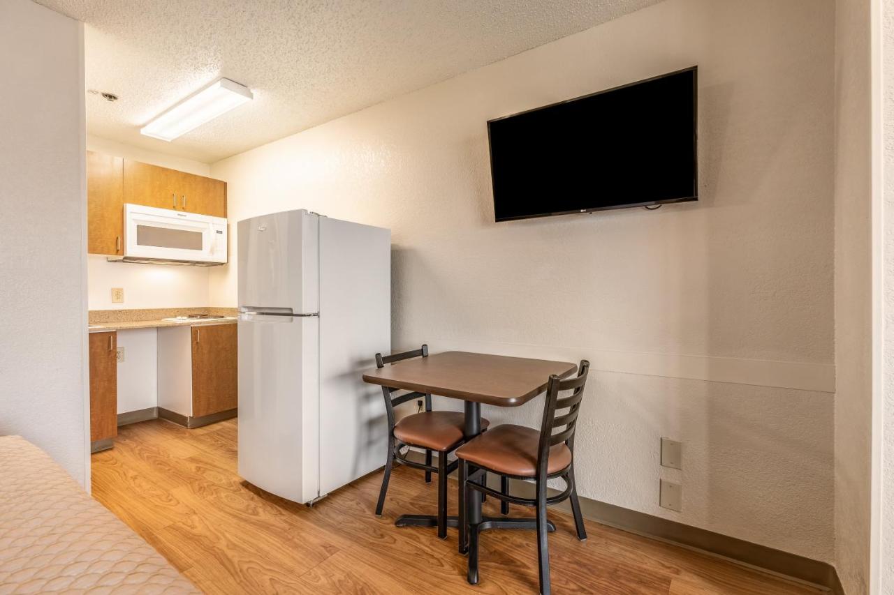 Studio with One Queen Bed Non Smoking at Siegel Select Baton Rouge