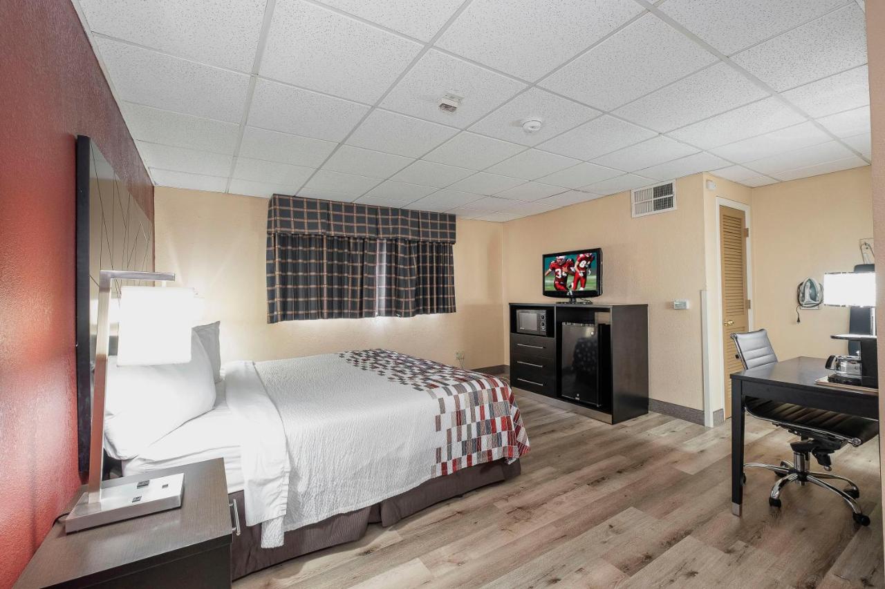 Superior King Room - Disability Access/Non-Smoking at Red Roof Inn & Suites Macon