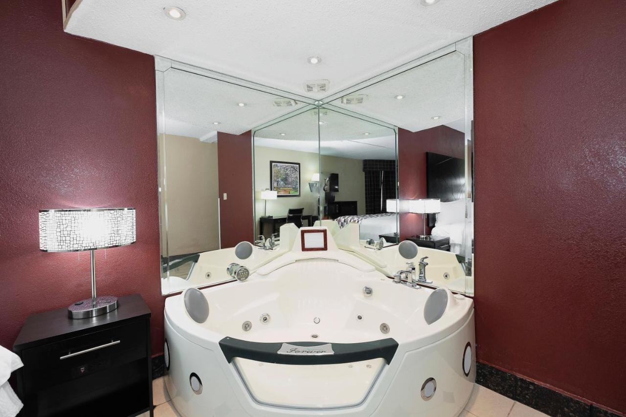 Superior King Room with Jacuzzi Non-Smoking at Red Roof Inn & Suites Macon