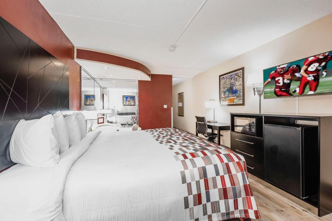 Superior King Room with Jacuzzi Non-Smoking at Red Roof Inn & Suites Macon