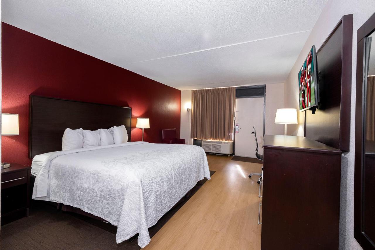 Deluxe King Room Smoke Free at Red Roof Inn PLUS+ Huntsville - Madison