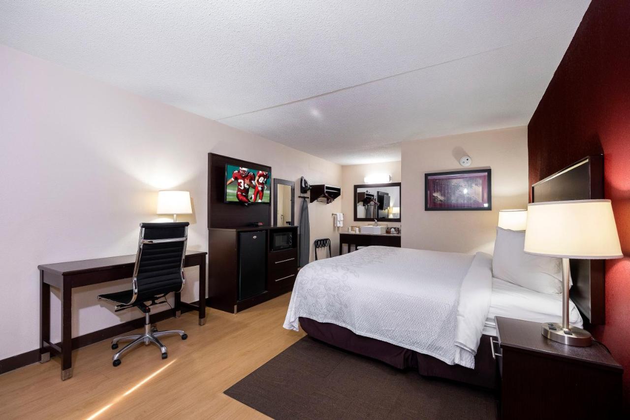 Deluxe King Room Smoke Free at Red Roof Inn PLUS+ Huntsville - Madison
